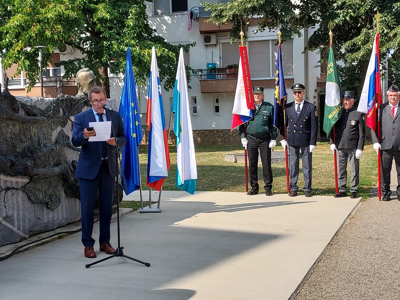 Polaganje venca ob spomeniku 100. obletnice priključitve Pomurcev k matičnemu narodu