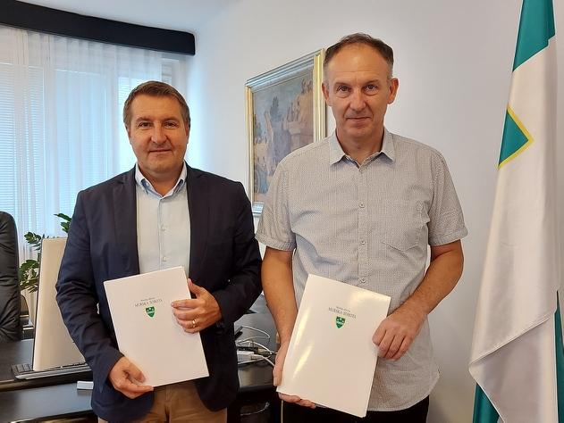 Podpis pogodbe o ureditvi dostopne ceste do stadiona Fazanerija
