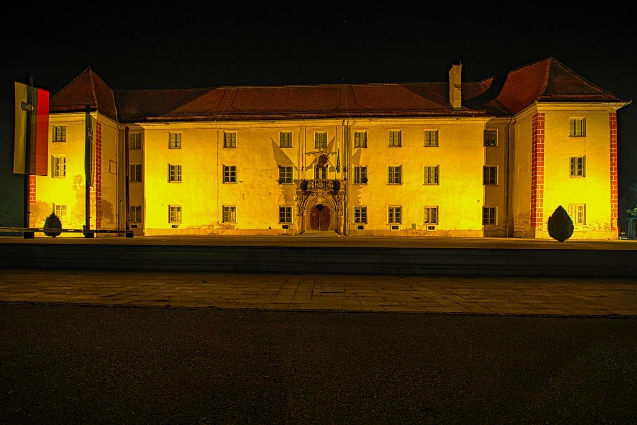 Grad osvetljen z zlato