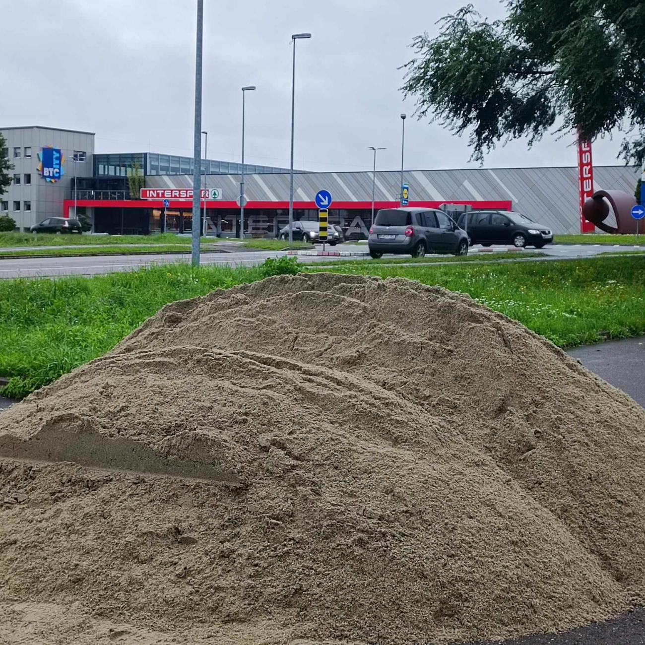 Pesek za polnjenje protipoplavnih vreč