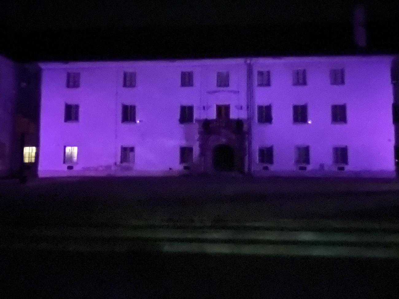 Grad osvetljen z vijolično
