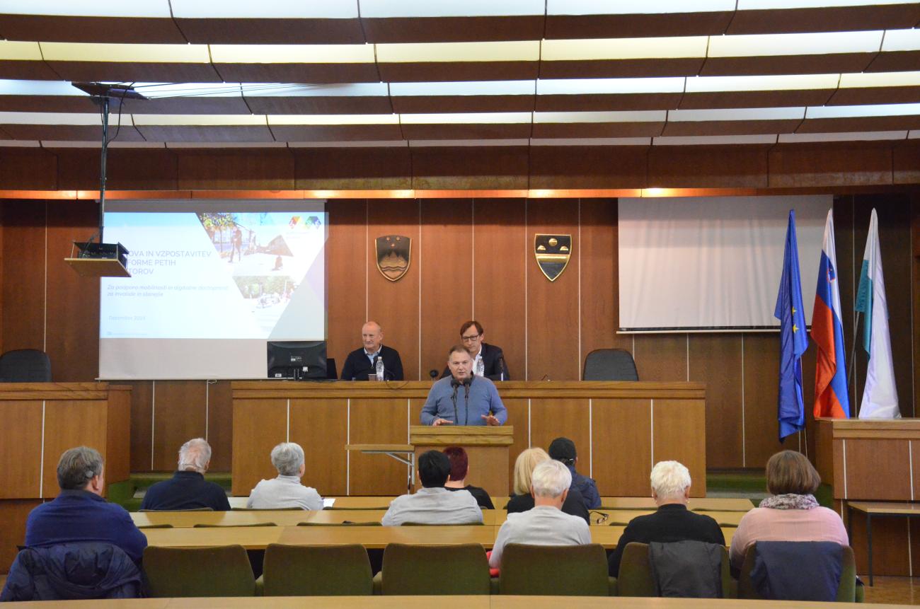 Posvet v sejni dvorani