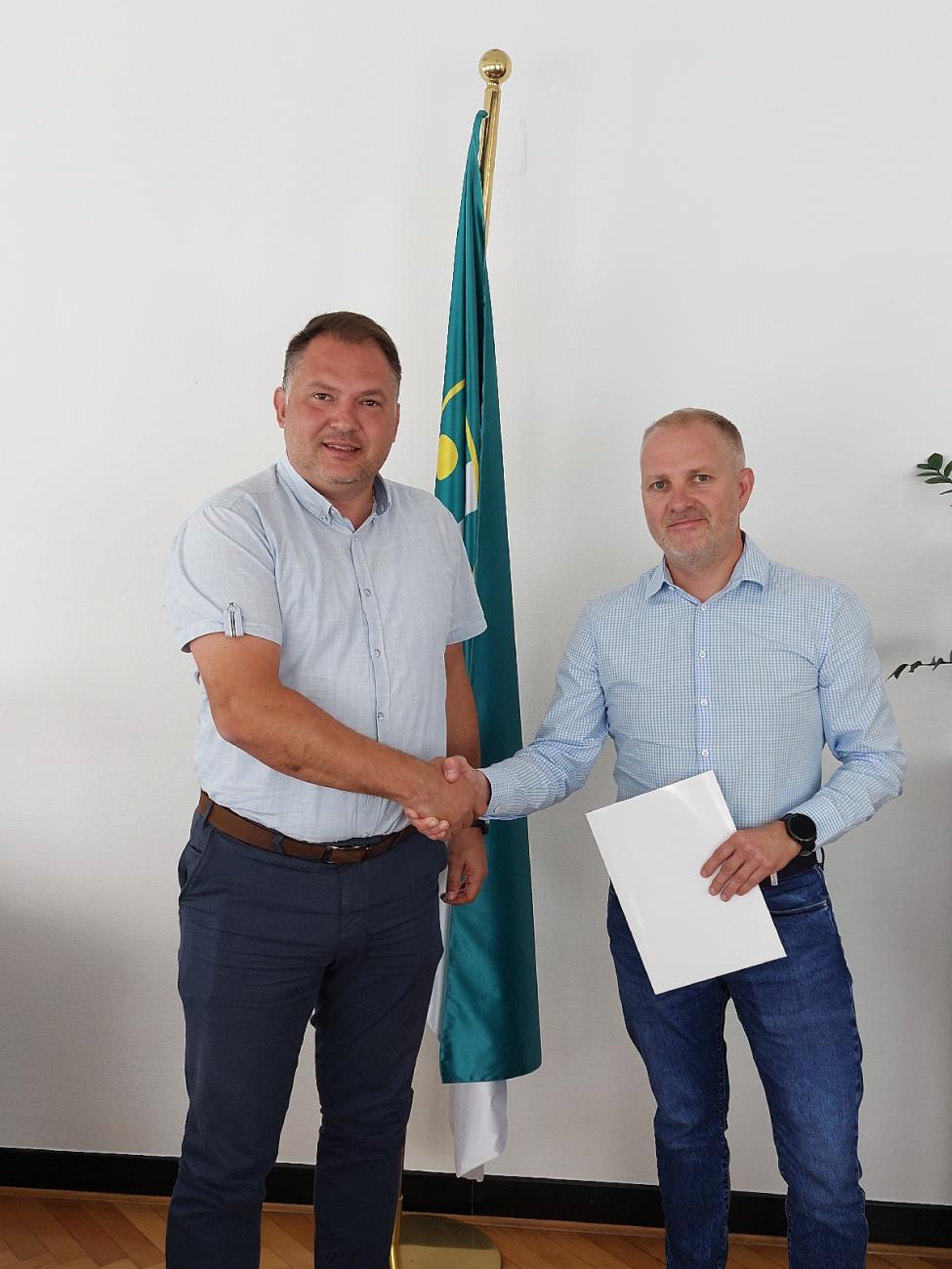 Župan Damjan Anželj in direktor podjetja Legartis Matjaž Hozjan ob podpisu pogodbe