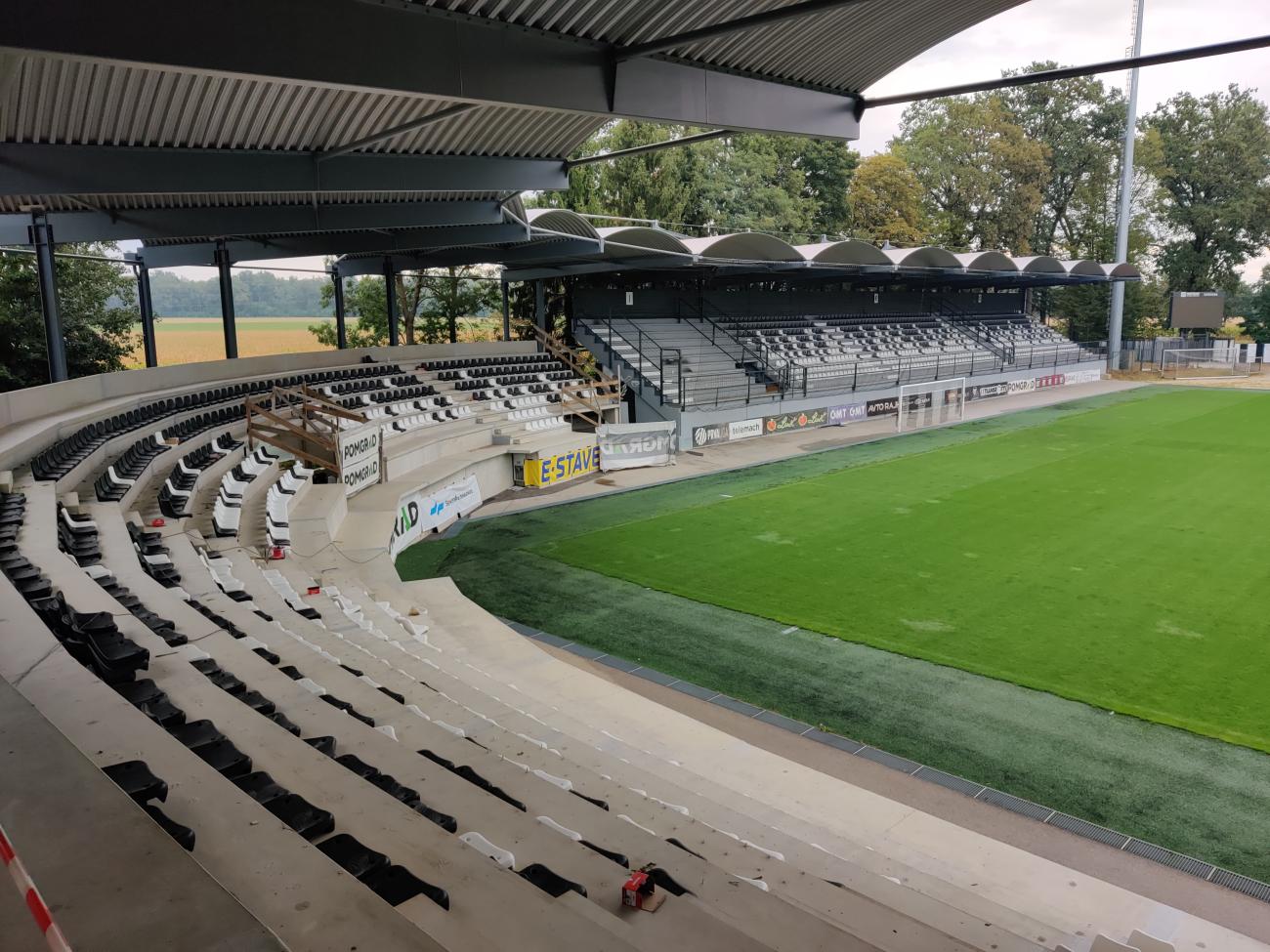Tribuna_Simon Horvat