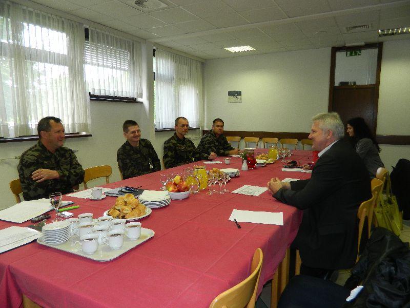 Zajtrk v vojašnici (2)_pomanj